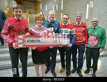 Save the Children's Christmas Day 2018 Cavalier. Sur la photo de gauche à droite au Parlement écossais avec leurs cavaliers sur Noël sont Ken Macintosh msp, Président du Parlement écossais, Premier Ministre Nicola Sturgeon (SNP), Jackson Carlaw Leader adjoint conservateur écossais, Alex Cole Hamilton MSP, Libéral démocrate, Richard Leonard chef du parti travailliste écossais et Patrick Harvie co-présidente du Scottish Green Party. Banque D'Images