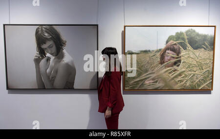 Opera Gallery, New Bond Street, London, UK. 13 Décembre, 2018. Au-delà de la réalité dispose de neuf des plus connus artistes hyperréalistes, incluant des oeuvres de Yigal Ozeri. Credit : Malcolm Park/Alamy Live News. Banque D'Images