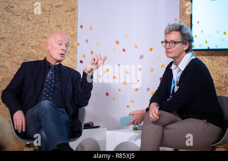 13 décembre 2018, Pologne, Katowice : Hans Joachim Schellnhuber, le climatologue et fondateur de le Potsdam Institute for Climate Impact Research (PIK), parle avec Christiane Averbeck, directeur général de l'Alliance pour le climat, lors d'un événement sur le thème de l'élimination progressive du charbon lors du sommet climatique. Sommet sur le climat des Nations Unies sur les changements climatiques aura lieu du 03-14 décembre 2018 dans le sud de la ville polonaise de Katowice. Photo : Monika Skolimowska/dpa-Zentralbild/dpa Banque D'Images