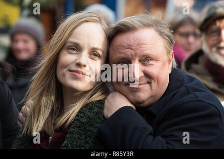 Muenster, Deutschland. Dec 11, 2018. Friederike KEMTER (à gauche, joue Nadezhda Krusenstern), Axel PRAHL (joue le commissaire Frank Thiel), half-length portrait, filmer pour le Muensteraner Tatort épisode 'alors le meurtrier est à la porte", le 11.12.2018, l'utilisation de crédit dans le monde entier | : dpa/Alamy Live News Banque D'Images