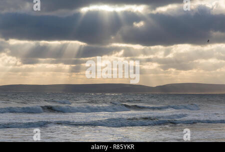 Bournemouth, Dorset, UK. 13 décembre 2018. Soleil et nuages spectaculaires à la plage de Bournemouth sur produit sec jour venteux avec de grosses vagues. Credit : Carolyn Jenkins/Alamy Live News Banque D'Images