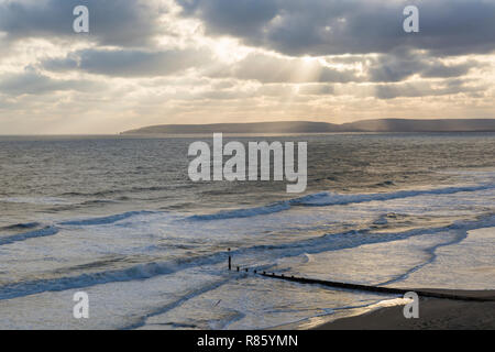 Bournemouth, Dorset, UK. 13 décembre 2018. Soleil et nuages spectaculaires à la plage de Bournemouth sur produit sec jour venteux avec de grosses vagues. Credit : Carolyn Jenkins/Alamy Live News Banque D'Images