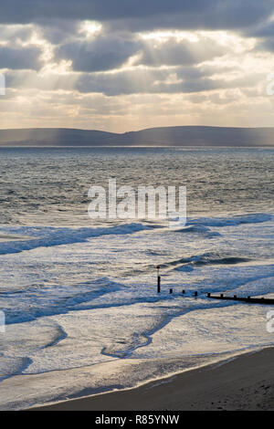 Bournemouth, Dorset, UK. 13 décembre 2018. Soleil et nuages spectaculaires à la plage de Bournemouth sur produit sec jour venteux avec de grosses vagues. Credit : Carolyn Jenkins/Alamy Live News Banque D'Images