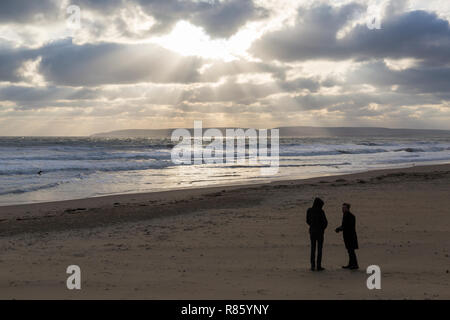 Bournemouth, Dorset, UK. 13 décembre 2018. Soleil et nuages spectaculaires à la plage de Bournemouth sur produit sec jour venteux avec de grosses vagues. Credit : Carolyn Jenkins/Alamy Live News Banque D'Images