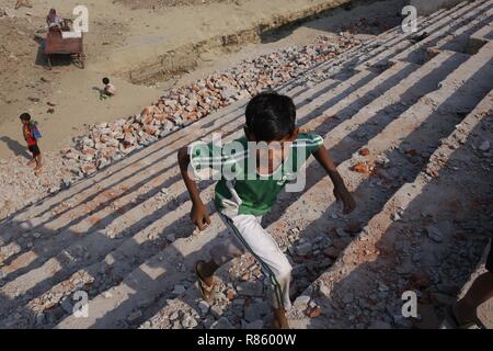 Dhaka, Bangladesh. 13 Décembre, 2018. Un jeu d'enfant, sur une aire de jeux pour enfants en construction près de l'ancienne partie Lalbag. Old City sont le manque de jeux pour enfants qui souffrent d'un meilleur développement des enfants avec ce type de quartier. Credit : MD Mehedi Hasan/ZUMA/Alamy Fil Live News Banque D'Images