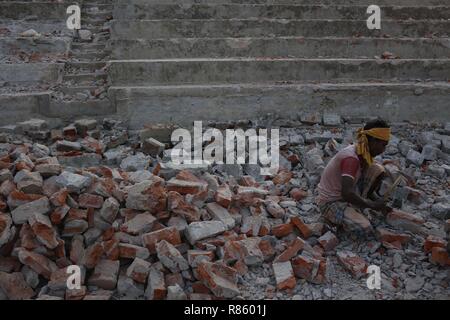 Dhaka, Bangladesh. 13 Décembre, 2018. Un travailleur travaille sur une aire en construction près de la partie ancienne de Lalbag. Old City sont le manque d'aire de jeux qui fait un meilleur développement des enfants avec ce type de quartier. Credit : MD Mehedi Hasan/ZUMA/Alamy Fil Live News Banque D'Images