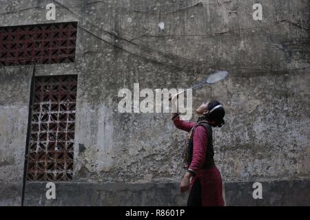 Dhaka, Bangladesh. 13 Décembre, 2018. Une fille joue au badminton à côté de la maison car ils n'ont pas d'aire de jeux près de la maison à Lalbag. Old City sont le manque de jeux pour enfants qui souffrent d'un meilleur développement des enfants avec ce type de quartier. Credit : MD Mehedi Hasan/ZUMA/Alamy Fil Live News Banque D'Images