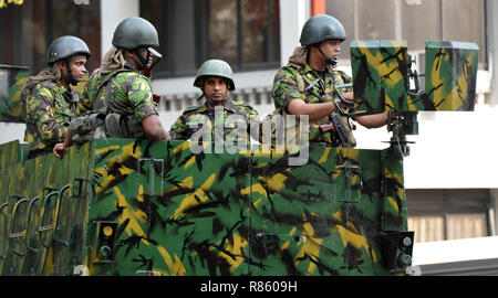 Colombo, Sri Lanka. 13 Décembre, 2018. Des soldats patrouillent le long d'une route près de la Cour suprême à Colombo, Sri Lanka, le 13 décembre, 2018. La Cour suprême du Sri Lanka a déclaré jeudi à l'encontre du Président Maithripala Sirisena a décidé de dissoudre le parlement et de procéder à une élection parlementaire snap au début de janvier. Crédit : A. Hapuarachchi/Xinhua/Alamy Live News Banque D'Images