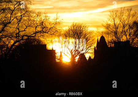 Londres, Royaume-Uni, 13 décembre 2018 Coucher de soleil sur Wandsworth Common. Credit : JOHNNY ARMSTEAD/Alamy Live News Banque D'Images