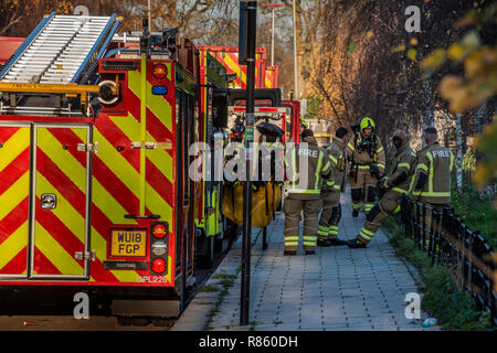 Londres, Royaume-Uni. 13 Décembre, 2018. Autour de 20 engins d'incendie et les véhicules de soutien prendre part à un exercice de deux jours liée à un emegency dans le métro à Clapham South. Crédit : Guy Bell/Alamy Live News Banque D'Images