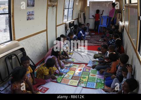 Dhaka, Bangladesh. 13 Décembre, 2018. Les enfants en salle de classe dans un bus près de l'école qualité mobile Rarey Bazar, qui enseignent l'éducation primaire pour les pauvres des environs et les enfants des rues l'exploitation par l'ESPOIR 87 Foundation. Credit : MD Mehedi Hasan/ZUMA/Alamy Fil Live News Banque D'Images