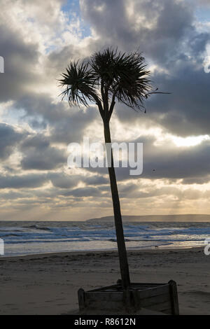 Bournemouth, Dorset, UK. 13 décembre 2018. Soleil et nuages spectaculaires à la plage de Bournemouth sur produit sec jour venteux avec de grosses vagues. Credit : Carolyn Jenkins/Alamy Live News Banque D'Images