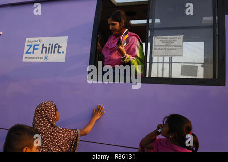 Dhaka, Bangladesh. 13 Décembre, 2018. L'enfant dit à l'enseignant après avoir terminé en classe avant d'un bus près de l'école qualité mobile Rarey Bazar, qui enseignent l'éducation primaire pour les pauvres des environs et les enfants des rues l'exploitation par l'ESPOIR 87 Foundation. Credit : MD Mehedi Hasan/ZUMA/Alamy Fil Live News Banque D'Images