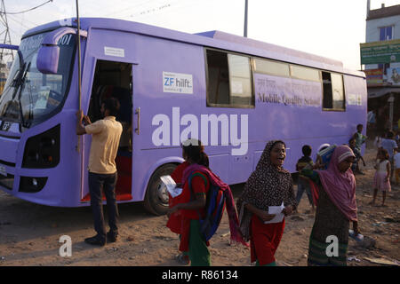 Dhaka, Bangladesh. 13 Décembre, 2018. Un enfant qui rentre chez lui après la classe de finition à l'avant d'un bus près de l'école qualité mobile Rarey Bazar, qui enseignent l'éducation primaire pour les pauvres des environs et les enfants des rues l'exploitation par l'ESPOIR 87 Foundation. Credit : MD Mehedi Hasan/ZUMA/Alamy Fil Live News Banque D'Images