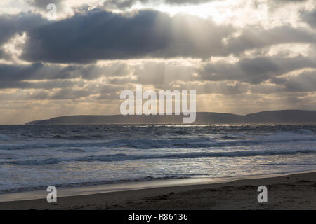 Bournemouth, Dorset, UK. 13 décembre 2018. Soleil et nuages spectaculaires à la plage de Bournemouth sur produit sec jour venteux avec de grosses vagues. Credit : Carolyn Jenkins/Alamy Live News Banque D'Images