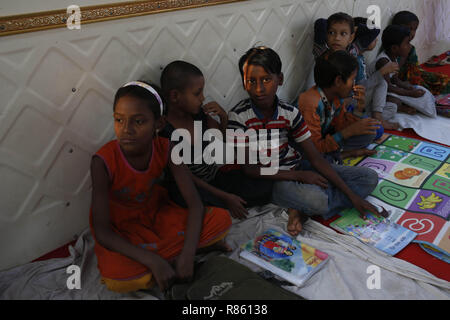 Dhaka, Bangladesh. 13 Décembre, 2018. Un enfant réagit à la caméra dans une salle de classe sur un bus à proximité de l'école qualité mobile Rarey Bazar, qui enseignent l'éducation primaire pour les pauvres des environs et les enfants des rues l'exploitation par l'ESPOIR 87 Foundation. Credit : MD Mehedi Hasan/ZUMA/Alamy Fil Live News Banque D'Images