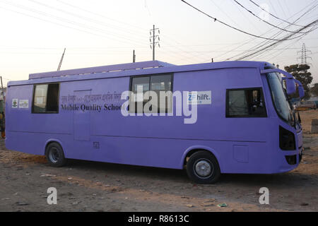 Dhaka, Bangladesh. 13 Décembre, 2018. Une qualité de l'école mobile bus vu près de Rarey Bazar, qui enseignent l'éducation primaire pour les pauvres des environs et les enfants des rues l'exploitation par l'ESPOIR 87 Foundation. Credit : MD Mehedi Hasan/ZUMA/Alamy Fil Live News Banque D'Images