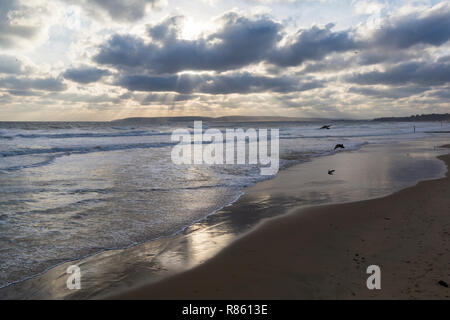 Bournemouth, Dorset, UK. 13 décembre 2018. Soleil et nuages spectaculaires à la plage de Bournemouth sur produit sec jour venteux avec de grosses vagues. Credit : Carolyn Jenkins/Alamy Live News Banque D'Images