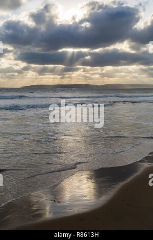 Bournemouth, Dorset, UK. 13 décembre 2018. Soleil et nuages spectaculaires à la plage de Bournemouth sur produit sec jour venteux avec de grosses vagues. Credit : Carolyn Jenkins/Alamy Live News Banque D'Images