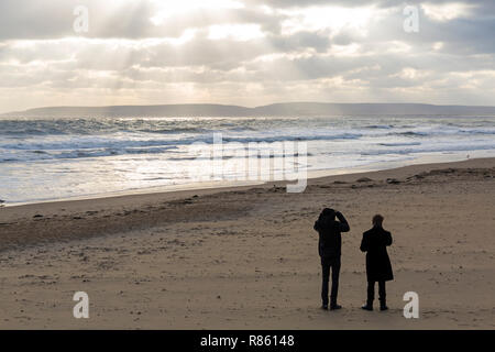 Bournemouth, Dorset, UK. 13 décembre 2018. Soleil et nuages spectaculaires à la plage de Bournemouth sur produit sec jour venteux avec de grosses vagues. Credit : Carolyn Jenkins/Alamy Live News Banque D'Images