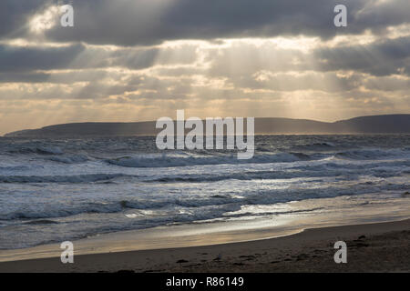 Bournemouth, Dorset, UK. 13 décembre 2018. Soleil et nuages spectaculaires à la plage de Bournemouth sur produit sec jour venteux avec de grosses vagues. Credit : Carolyn Jenkins/Alamy Live News Banque D'Images