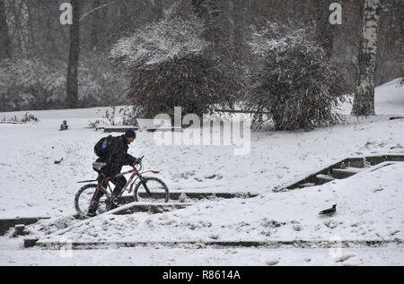 Kiev, Ukraine. Dec 12, 2018. Un homme avec un vélo vu en passant par un escalier couvert de neige dans la rue. Crédit : Sergei Chuzavkov/SOPA Images/ZUMA/Alamy Fil Live News Banque D'Images