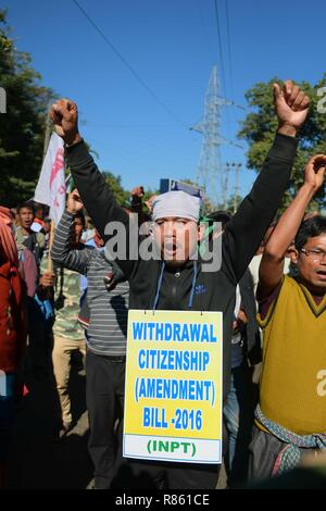 Agartala, Tripura, Inde. Dec 10, 2018. Un manifestant avec une pancarte vu scandant des slogans pendant la manifestation.INPT (Parti nationaliste autochtone d'Twipra) dirigeants et partisans protester sur la manière forte en Khamtingbari National, 40 km loin d'Agartala ville à la demande pour le retrait de la citoyenneté Projet de loi qui a été déposé en juillet 19 au Lok Sabha, la modification de la citoyenneté Projet de Loi 2016 vise à permettre aux migrants illégaux de certaines communautés minoritaires à l'Afghanistan, le Bangladesh et le Pakistan admissibles à la nationalité indienne. En d'autres termes, il modifie la Loi sur la citoyenneté de 1955. (Crédit Imag Banque D'Images