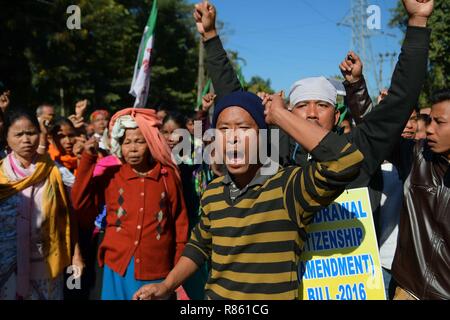 Agartala, Tripura, Inde. Dec 10, 2018. Les protestataires sont vus scandant des slogans pendant la manifestation.INPT (Parti nationaliste autochtone d'Twipra) dirigeants et partisans protester sur la manière forte en Khamtingbari National, 40 km loin d'Agartala ville à la demande pour le retrait de la citoyenneté Projet de loi qui a été déposé en juillet 19 au Lok Sabha, la modification de la citoyenneté Projet de Loi 2016 vise à permettre aux migrants illégaux de certaines communautés minoritaires à l'Afghanistan, le Bangladesh et le Pakistan admissibles à la nationalité indienne. En d'autres termes, il modifie la Loi sur la citoyenneté de 1955. (Crédit Image : Abishai © Banque D'Images