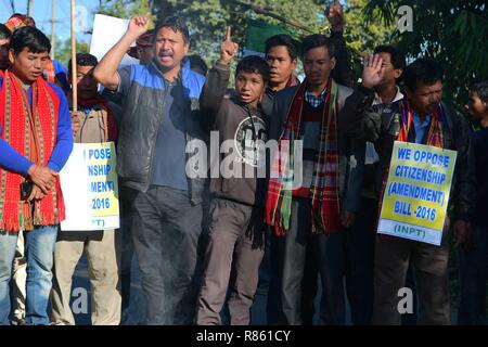 Agartala, Tripura, Inde. Dec 10, 2018. Les protestataires sont vus scandant des slogans pendant la manifestation.INPT (Parti nationaliste autochtone d'Twipra) dirigeants et partisans protester sur la manière forte en Khamtingbari National, 40 km loin d'Agartala ville à la demande pour le retrait de la citoyenneté Projet de loi qui a été déposé en juillet 19 au Lok Sabha, la modification de la citoyenneté Projet de Loi 2016 vise à permettre aux migrants illégaux de certaines communautés minoritaires à l'Afghanistan, le Bangladesh et le Pakistan admissibles à la nationalité indienne. En d'autres termes, il modifie la Loi sur la citoyenneté de 1955. (Crédit Image : Abishai © Banque D'Images