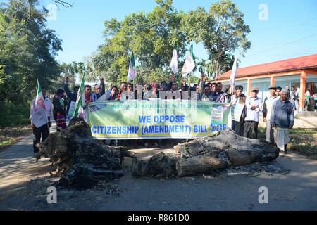 Agartala, Tripura, Inde. Dec 10, 2018. Les protestataires sont vues tenant une bannière pendant la manifestation.INPT (Parti nationaliste autochtone d'Twipra) dirigeants et partisans protester sur la manière forte en Khamtingbari National, 40 km loin d'Agartala ville à la demande pour le retrait de la citoyenneté Projet de loi qui a été déposé en juillet 19 au Lok Sabha, la modification de la citoyenneté Projet de Loi 2016 vise à permettre aux migrants illégaux de certaines communautés minoritaires à l'Afghanistan, le Bangladesh et le Pakistan admissibles à la nationalité indienne. En d'autres termes, il modifie la Loi sur la citoyenneté de 1955. (Crédit Image : Abishai © Banque D'Images