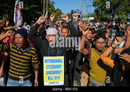 Agartala, Tripura, Inde. Dec 10, 2018. Un manifestant avec une pancarte vu scandant des slogans pendant la manifestation.INPT (Parti nationaliste autochtone d'Twipra) dirigeants et partisans protester sur la manière forte en Khamtingbari National, 40 km loin d'Agartala ville à la demande pour le retrait de la citoyenneté Projet de loi qui a été déposé en juillet 19 au Lok Sabha, la modification de la citoyenneté Projet de Loi 2016 vise à permettre aux migrants illégaux de certaines communautés minoritaires à l'Afghanistan, le Bangladesh et le Pakistan admissibles à la nationalité indienne. En d'autres termes, il modifie la Loi sur la citoyenneté de 1955. (Crédit Imag Banque D'Images