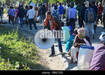 Agartala, Tripura, Inde. Dec 10, 2018. Vu un manifestant tenant un mégaphone pendant la manifestation.INPT (Parti nationaliste autochtone d'Twipra) dirigeants et partisans protester sur la manière forte en Khamtingbari National, 40 km loin d'Agartala ville à la demande pour le retrait de la citoyenneté Projet de loi qui a été déposé en juillet 19 au Lok Sabha, la modification de la citoyenneté Projet de Loi 2016 vise à permettre aux migrants illégaux de certaines communautés minoritaires à l'Afghanistan, le Bangladesh et le Pakistan admissibles à la nationalité indienne. En d'autres termes, il modifie la Loi sur la citoyenneté de 1955. (Crédit Image : Abishai © Banque D'Images