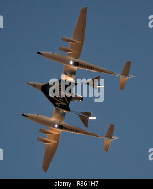 Mojave en Californie, USA. 13 Décembre, 2018. Virgin Galactic prend son envol sur ce vol d'essai de l'avion spatial suborbital SpaceShipTwo pour atteindre au moins une définition de l'espace. Le vol serait le quatrième vol motorisé pour ce véhicule et la première depuis juillet. Virgin brûler la fusée pendant 60 secondes et a 51,3 milles de plus que jamais nous avons en vol avant d'atterrir en toute sécurité. Credit : Gene Blevins/ZUMA/Alamy Fil Live News Banque D'Images