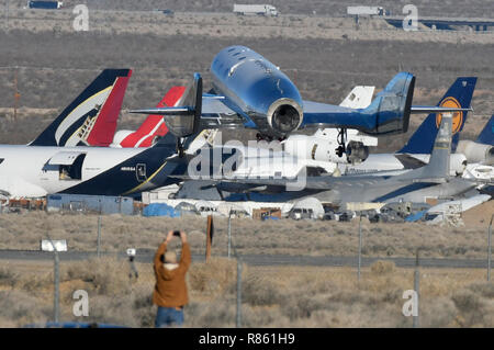 Mojave en Californie, USA. 13 Décembre, 2018. Virgin Galactic prend son envol sur ce vol d'essai de l'avion spatial suborbital SpaceShipTwo pour atteindre au moins une définition de l'espace. Le vol serait le quatrième vol motorisé pour ce véhicule et la première depuis juillet. Virgin brûler la fusée pendant 60 secondes et a 51,3 milles de plus que jamais nous avons en vol avant d'atterrir en toute sécurité. Credit : Gene Blevins/ZUMA/Alamy Fil Live News Banque D'Images