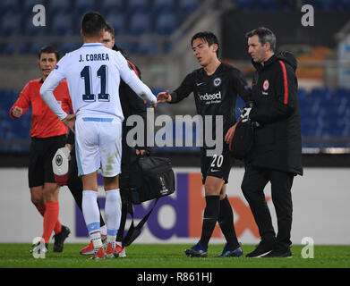 Rom, Italie. 13 Décembre, 2018. Football : Ligue Europa, la Lazio Rome - Eintracht Frankfurt, phase de groupes, le groupe H, 6e journée dans le stade olympique. Makoto Hasebe de Francfort (2e à partir de la droite), serre la main avec Rome's Joaquin Correa (l) dans sa substitution. Credit : Arne Dedert/dpa/Alamy Live News Banque D'Images