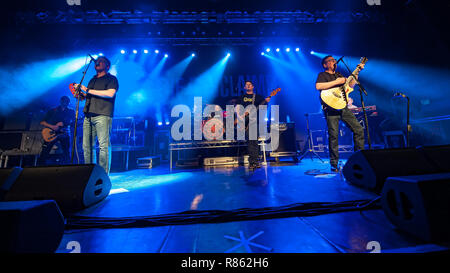 Motherwell, Ecosse, Royaume-Uni. 13 Décembre, 2018. Les Proclaimers Charlie et Craig Reid, de concert au Civic Center Concert Hall, Motherwell, Ecosse, Royaume-Uni. Crédit : Stuart Westwood/Alamy Live News Banque D'Images