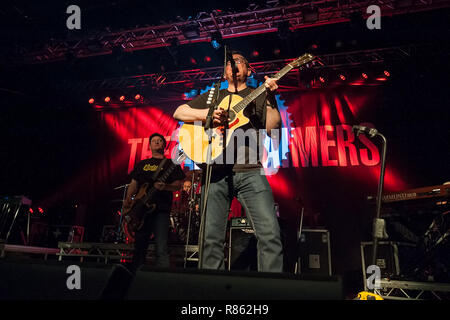 Motherwell, Ecosse, Royaume-Uni. 13 Décembre, 2018. Les Proclaimers Charlie et Craig Reid, de concert au Civic Center Concert Hall, Motherwell, Ecosse, Royaume-Uni. Crédit : Stuart Westwood/Alamy Live News Banque D'Images