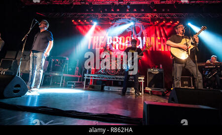 Motherwell, Ecosse, Royaume-Uni. 13 Décembre, 2018. Les Proclaimers Charlie et Craig Reid, de concert au Civic Center Concert Hall, Motherwell, Ecosse, Royaume-Uni. Crédit : Stuart Westwood/Alamy Live News Banque D'Images