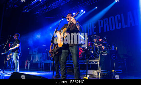 Motherwell, Ecosse, Royaume-Uni. 13 Décembre, 2018. Les Proclaimers Charlie et Craig Reid, de concert au Civic Center Concert Hall, Motherwell, Ecosse, Royaume-Uni. Crédit : Stuart Westwood/Alamy Live News Banque D'Images