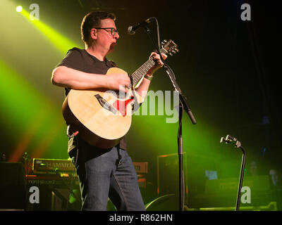 Motherwell, Ecosse, Royaume-Uni. 13 Décembre, 2018. Les Proclaimers Charlie et Craig Reid, de concert au Civic Center Concert Hall, Motherwell, Ecosse, Royaume-Uni. Crédit : Stuart Westwood/Alamy Live News Banque D'Images