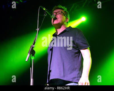 Motherwell, Ecosse, Royaume-Uni. 13 Décembre, 2018. Les Proclaimers Charlie et Craig Reid, de concert au Civic Center Concert Hall, Motherwell, Ecosse, Royaume-Uni. Crédit : Stuart Westwood/Alamy Live News Banque D'Images