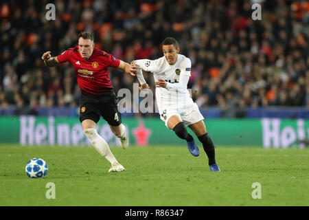 Valence, Espagne. Dec 12, 2018. 12 décembre 2018 - Valence, Espagne - .Rodrigo de duels de Valence pour le bal avec Phil Jones de Manchester United lors de la Ligue des Champions, Groupe H match de football entre Liverpool FC et Manchester United le 12 décembre 2018 au stade Mestalla de Valence, Espagne Credit : Manuel Blondeau/ZUMA/Alamy Fil Live News Banque D'Images