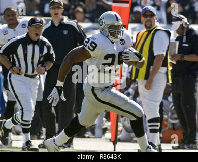 Oakland, Californie, USA. 28 Sep, 2008. Oakland Raiders running back Michael Bush # 29 décisions bonne course le dimanche 28 septembre 2008, à Oakland-Alameda County Coliseum à Oakland, Californie. Les chargeurs a défait les Raiders 28-18. Crédit : Al Golub/ZUMA/Alamy Fil Live News Banque D'Images