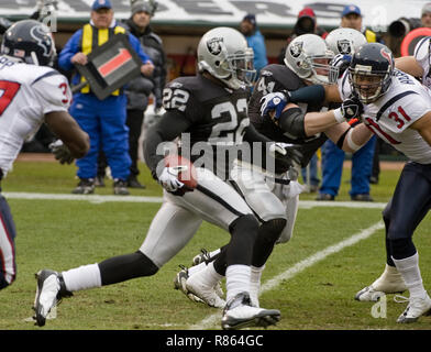 Oakland, Californie, USA. Dec 21, 2008. Raiders d'Oakland Justin Miller évoluait # 22 fait bonne course de retour de kick off le Dimanche, Décembre 21, 2008, à Oakland-Alameda County Coliseum à Oakland, Californie. Les raiders défait les Texans 27-16. Crédit : Al Golub/ZUMA/Alamy Fil Live News Banque D'Images