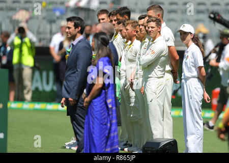 Stade Optus, Perth, Australie. 14 Décembre, 2018. La série d'essai International Cricket, l'Australie et l'Inde, deuxième essai, jour 1 ; ligne de joueurs australiens jusqu'à l'hymne national : Action Crédit Plus Sport/Alamy Live News Banque D'Images