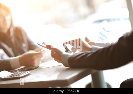 Close up. l'équipe d'entreprise travaille avec le document financier Banque D'Images