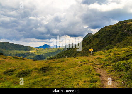 Jour nuageux dans les montagnes de Alpes Carniques, la Province d'Udine, Frioul-Vénétie Julienne, Italie Banque D'Images