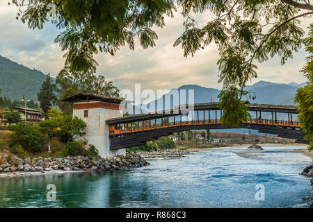 Pont menant à Punakha Dzong Banque D'Images