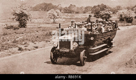 Après la fin de rle des hostilités de la Première Guerre mondiale, l'open charabanc est devenu une forme populaire de transport. Banque D'Images