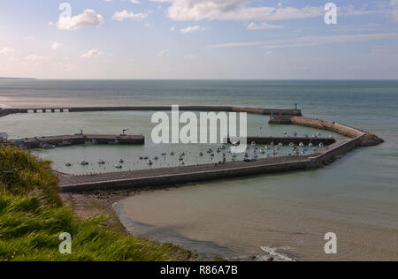 Le port de Port-en-Bessin-Huppain en Normandie, France, sur la Manche, au coucher du soleil. Vue aérienne, entre la basse et la marée haute. Banque D'Images